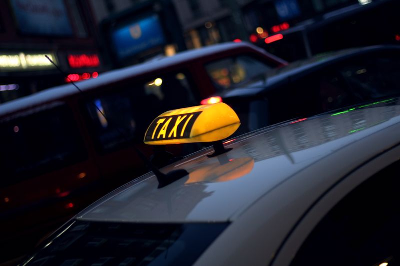 מונית מודרנית בצפון הארץ חונה על רקע נוף ירוק של הגליל, מוכנה להסעה נוחה ובטוחה.